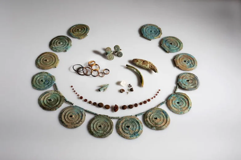 Le trésor comprend entre autres un collier d’ambre, des bagues, des spirales en or, un collier avec des disques à pointes, une dent d’ours et une ammonite. © Bureau archéologique du canton de Thurgovie