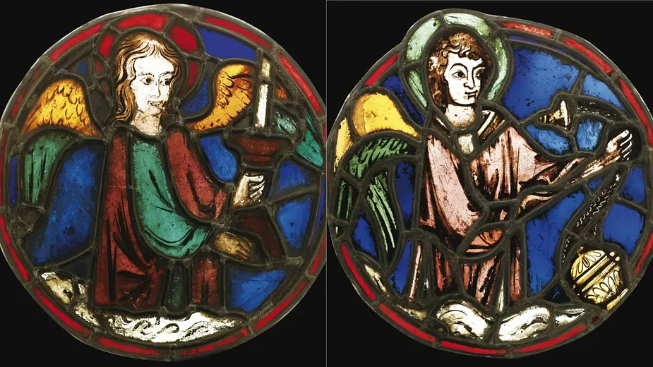 À gauche, « L’ange céroféraire ». À droite « L’ange thuriféraire », vers 1250-1255. Médaillons en vitrail polychrome bleu, rouge, vert et jaune provenant de Notre-Dame de Paris, 42,5 cm de diamètre. © Sotheby's (capture d'écran))