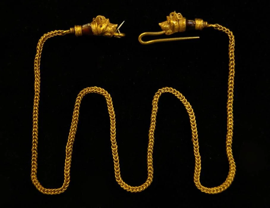 Collier en or, fermoirs en forme de tête de lion, Grèce antique. © British Museum