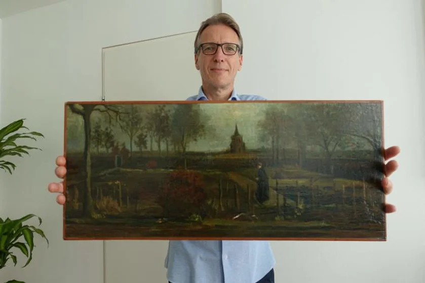 Arthur Brand posant avec le tableau de Van Gogh retrouvé