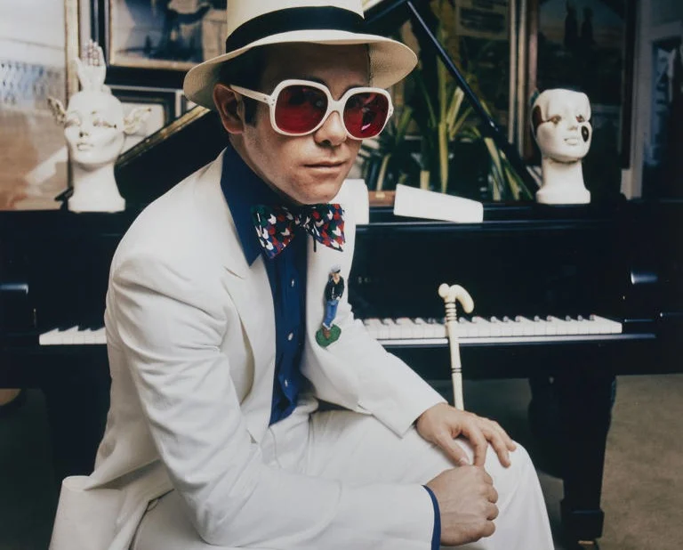 Vente aux enchères record de la collection d’Elton John chez Christie’s