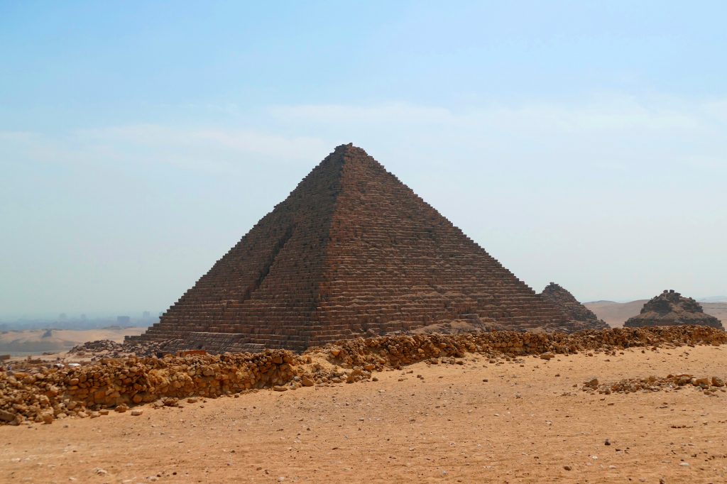 Des archéologues s’opposent au projet de restauration de la pyramide de Menkaure